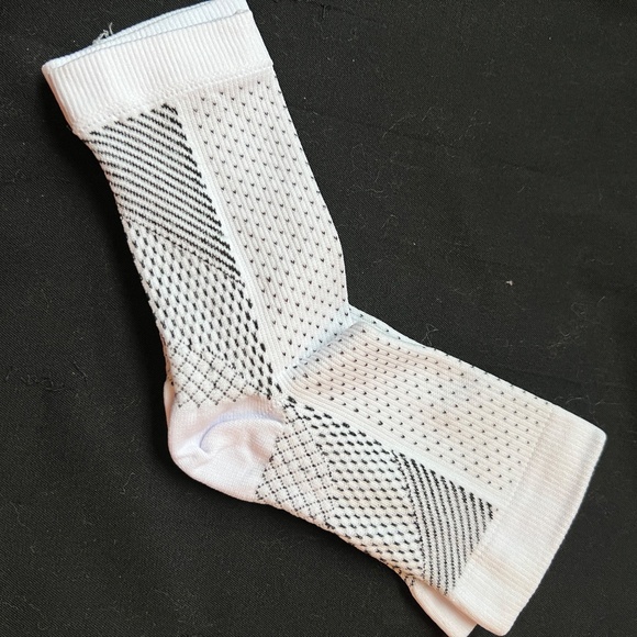 SoothRelieve Compression Socks White & Black Size Medium Stabilize Foot - Picture 4 of 4